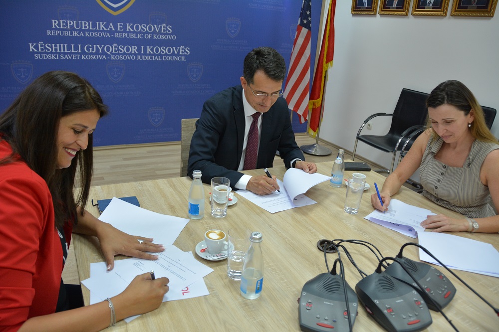 Potpisuje se Memorandum Razumevanja između Sudskog saveta Kosova , Balkanske mreže za istraživačko novinarstvo i Pokreta ‘FOL’