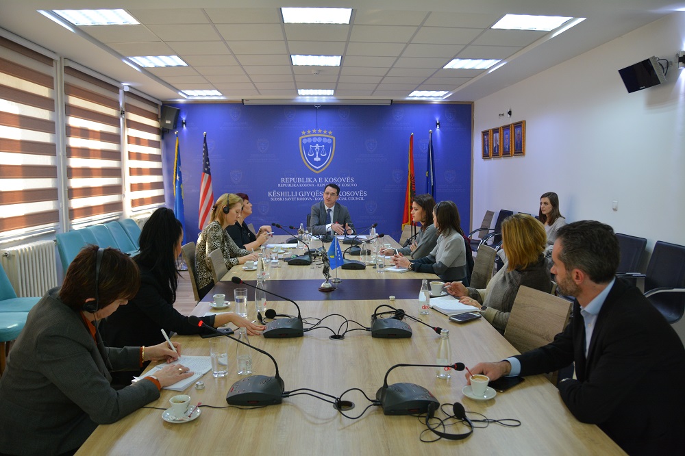 Kryesuesi Çoçaj pret në takim partnerët e sistemit gjyqësor USAID-i, Ambasada e Britanis së Madhe dhe Zyra e BE-së në Prishtinë