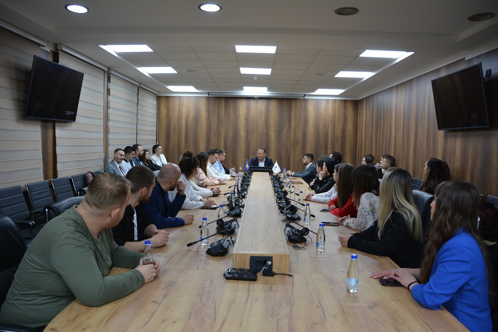 Të rijnë aktivistë të partive politike në Kosovë vizituan KGJK-në