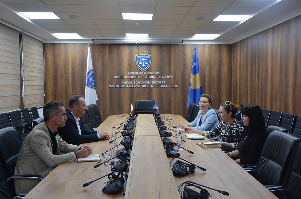 Kryesuesi Zogaj priti në takim drejtoreshën e Zyrës së INL në Ambasadën Amerikane në Kosovë